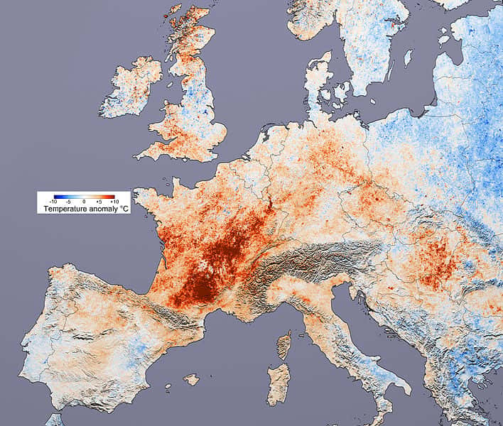 Les anomalies de températures en Europe en juillet 2003, au début de la canicule meurtrière, calculées grâce à l'instrument Modis du satellite Terra, de la Nasa. L'échelle donne la signification des couleurs, indiquant les écarts de températures avec juillet 2001. © Nasa
