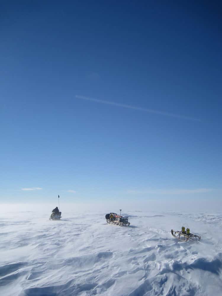 Les glaciologues de l'université d'Aberdeen tractent le radar capable de cartographier le fond de l'océan qui se trouve sous la couche de glace. © Rob Bingham