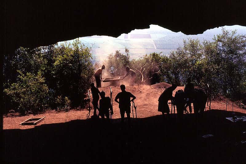 La grotte de Border Cave, située à la frontière entre l'Afrique du Sud et le Swaziland, est un site paléontologique très riche. Des groupes humains s'y sont succédé depuis 200.000 ans. © Androstachys, Wikipédia, DP
