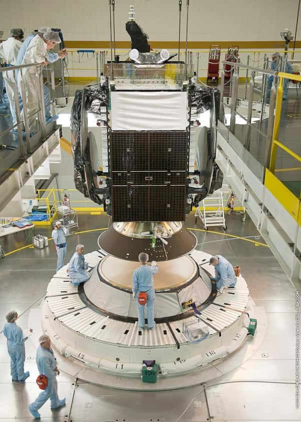 Installation du satellite Hylas-2 sur son lanceur, en position basse. © Baudon, Esa, Cnes, Arianespace, CSG