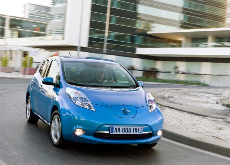 La Nissan Leaf est une voiture électrique dont l’autonomie théorique est de 175 km. Mais celle-ci peut passer sous les 100 km en fonction de paramètres comme les conditions climatiques, les routes empruntées et la vitesse de circulation. D’où l’intérêt, pour son conducteur, de disposer d’un GPS capable d’optimiser cette autonomie en choisissant le trajet le plus approprié. © Nissan