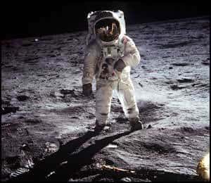 Une des plus célèbres photo de la conquête spatiale : Buzz Aldrin sur la Lune, photographié par Neil Armstrong. <br />&copy; Photo Nasa - (en poster dans ESPACE Magazine n°7) 
