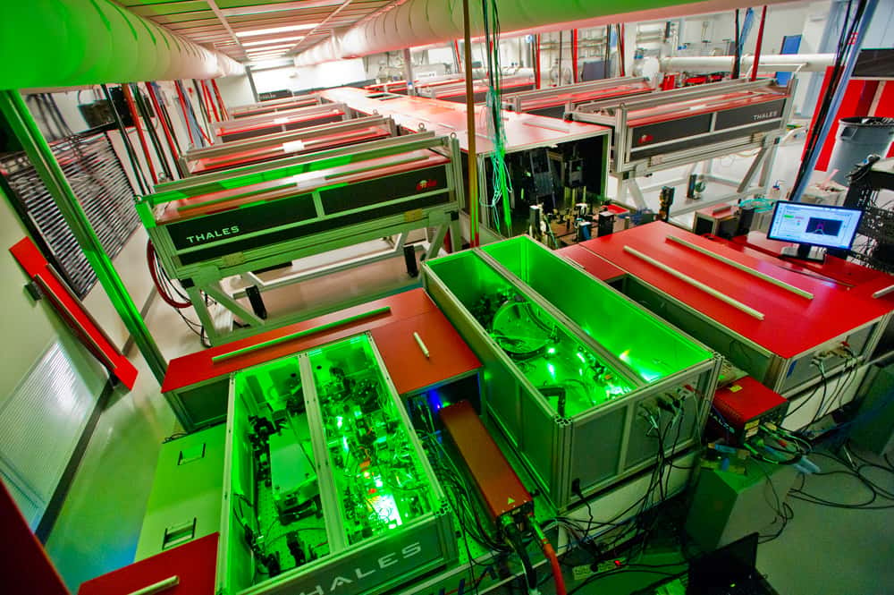 On voit ici le laser Bella, dont le faisceau de sortie atteint une puissance de 1,3 pétawatt. Il occupe une surface de 300 m2. Il a été conçu et fabriqué par Thales Optronique en France avant de rejoindre cette année la Californie. © Lawrence Berkeley National Laboratory