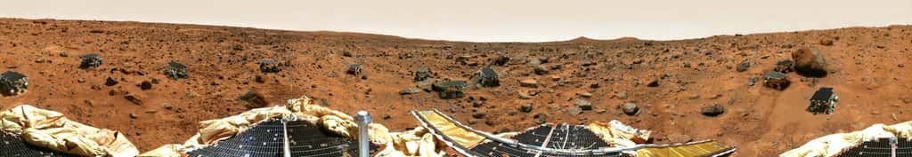  <br>Mars Pathfinder s'est posé en 1997 le jour de la fête de l'Indépendance américaine (4 juillet) en aval d'Ares Vallis, un des plus longs chenaux de la planète. Son terrain d'atterrissage est jonché de pierres et roches de toutes tailles. © Nasa