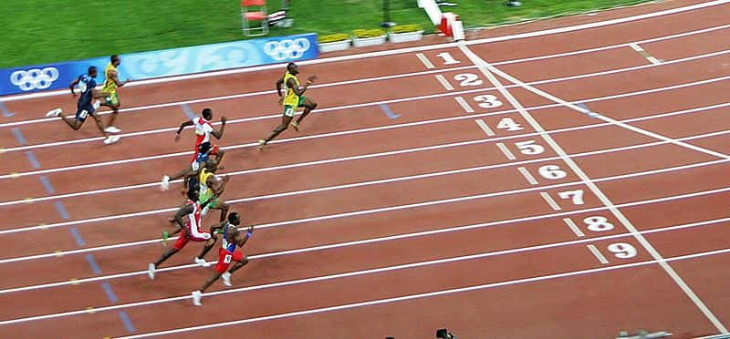 Tous derrière et lui, loin devant. La photo prise lors des Jeux olympiques de Pékin (2008) montre à quel point Usain Bolt écrasait ses concurrents, surtout qu'il n'est pas réputé pour prendre un bon départ. Il fait la différence uniquement grâce à sa vitesse de pointe. © SeizureDog, Wikipédia, cc by 2.0