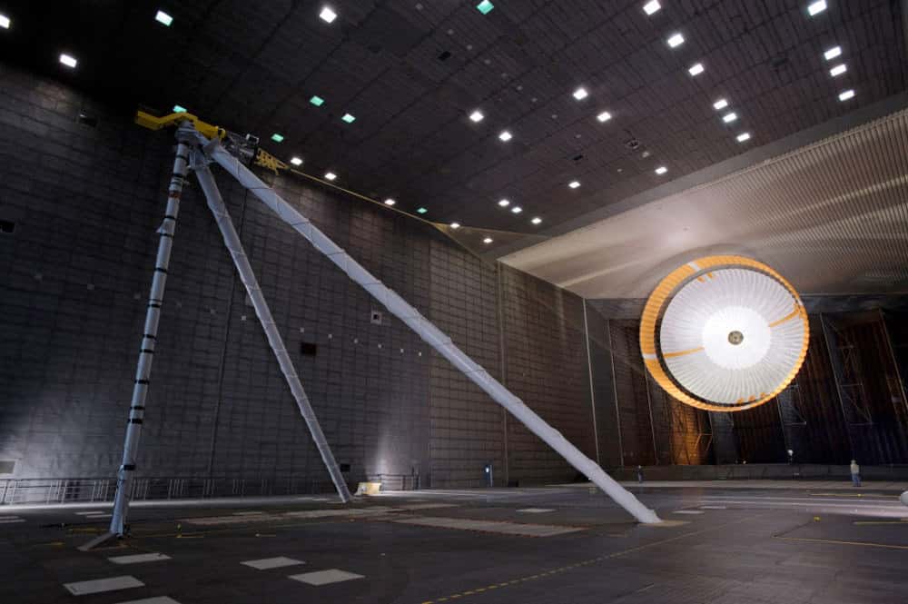 Essais en soufflerie du parachute de Curiosity (en avril 2009). Une fois ouvert, son diamètre atteint 16 m (la toile, elle, mesure plus 20 m) et la longueur plus de 50 m. Pour se faire une idée de la grandeur du parachute, repérez les deux techniciens du centre Ames, en bas à droite de l'image. © Nasa, Ames