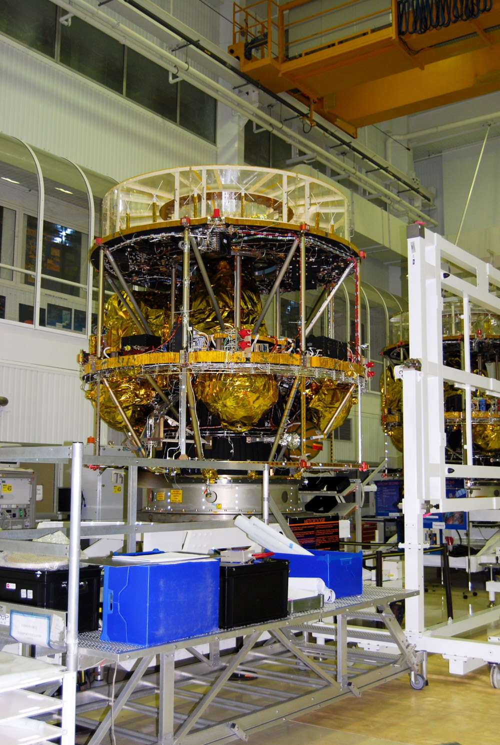 À côté de Séviri, MSG-3 embarque deux charges utiles secondaires. Le détecteur du bilan radiatif terrestre global qui mesurera à la fois la quantité d'énergie solaire qui est réfléchie dans l'espace et le rayonnement thermique émis par la Terre. Le second instrument est un répéteur de recherche et sauvetage qui permettra à MSG-3 d’assurer le relais des signaux de détresse lancés par balise. À l'image, un satellite de seconde génération en cours de construction chez Thales Alenia Space, à Cannes. © Flashespace, R. Decourt