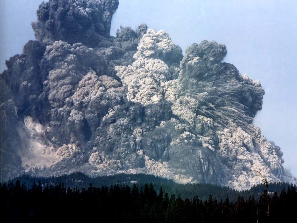 On voit ici l'une des plus célèbres éruptions du siècle dernier. Le panache de cendre du mont Saint Helens, aux États-Unis, s’est élevé en moins de 10 minutes jusqu’à une altitude de 19 km, introduisant des éjectas dans la stratosphère pendant 10 heures. © universetoday.com