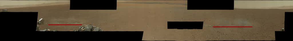 Lors de l’atterrissage de Curiosity, les couples de rétrofusées du Sky Crane ont très vraisemblablement soufflé le sol au niveau des deux traits rouges. Ces zones ont été débarrassées de leur poussière et seuls subsistent des graviers. Elles sont une cible de choix pour le rover et sa panoplie de dix instruments. © Nasa/JPL-Caltech/MSSS