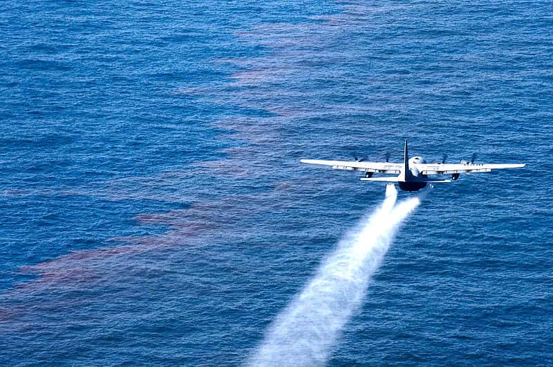 Cet Hercules C-130 de l'armée américaine largue des dispersants sur du pétrole libéré lors de la catastrophe de <em>Deep Water Horizon</em>. © Adrian Cadiz, <em>Wikimedia common</em>, DP