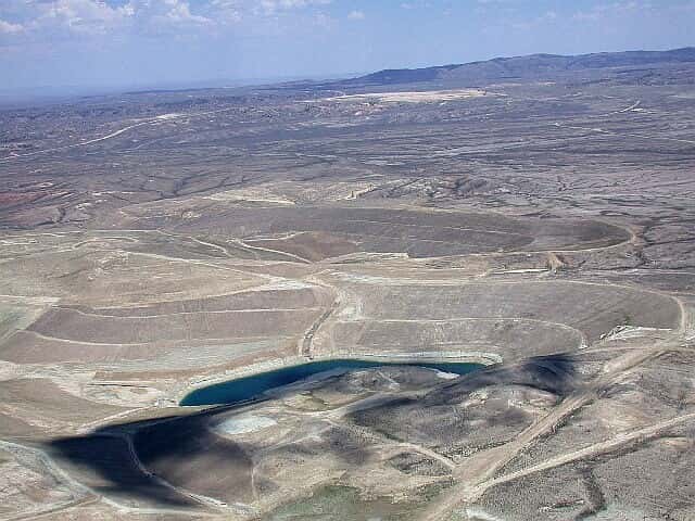 Mine d'uranium à ciel ouvert photographiée à Gas Hills dans le Wyoming aux États-Unis. En 2010, près de 13.541 t d'uranium ont été extraites de sites semblables à celui-ci. © Skytruth, Flickr, CC by-nc-sa 2.0