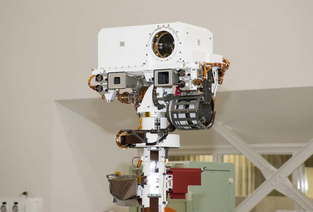   ChemCam installé sur le mât du rover Curiosity. Juste en dessous de l'instrument, on peut voir les deux caméras de navigation (NavCam). © Nasa/JPL