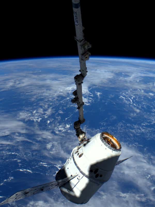 La version fret de la capsule Dragon de SpaceX, amarrée à l'ISS lors de son vol de démonstration (mai 2012). La Nasa vient d'autoriser le premier lancement des 12 missions commerciales de ravitaillement de l'ISS qu'elle a commandées à SpaceX (octobre 2012). © Nasa