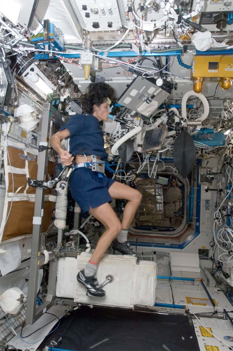 L'astronaute de la Nasa Sunita Williams s’adonnant à des exercices physique pour, comme ici, mesurer la consommation d'oxygène et le débit cardiaque. © Nasa
