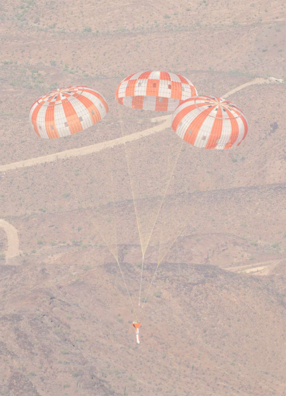 Pour cet essai, la Nasa a utilisé une sorte d’engin en forme de flèche pour atteindre la vitesse de rentrée atmosphérique. L’essai a eu lieu en Arizona, au-dessus de sites de l’armée américaine à Yuma. L’engin a été largué d’un avion Hercules C-130 à une altitude d’environ 7.600 mètres. © Nasa