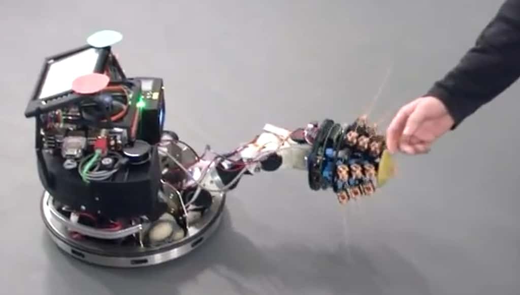 Le Shrewbot, un robot à roues, perçoit son environnement lorsqu'il se déplace grâce à ses longues moustaches, dont l'utilisation a été inspirée par une petite musaraigne. © Martin Pearson, Bristol Robotics Lab/YouTube