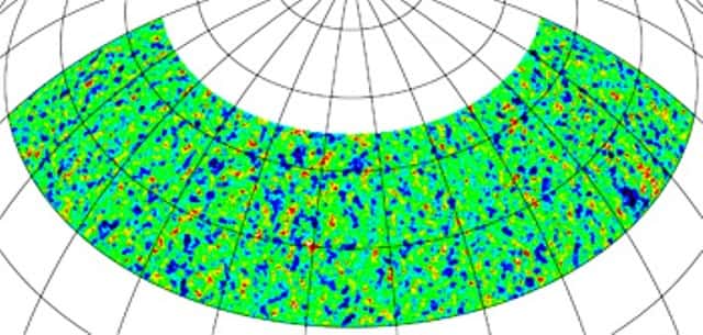 On voit sur ce schéma les 2 % de la voûte céleste qui ont été observés afin de mesurer la polarisation du rayonnement fossile. La résolution atteinte est supérieure à celle de WMap 7 et elle permet de préciser la durée de la réionisation du cosmos observable. © South Pole Telescope Collaboration