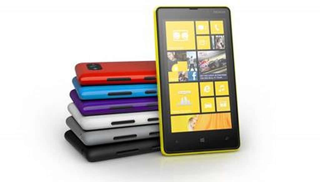 Le Lumia 820 sera proposé avec des coques interchangeables en sept couleurs. © Nokia