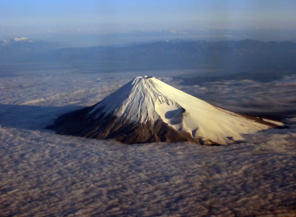 Une vue du mont Fuji perçant une mer de nuages. Avec 3.776 m d'altitude, il est le point culminant du Japon. © Joe Jones-Wikipédia