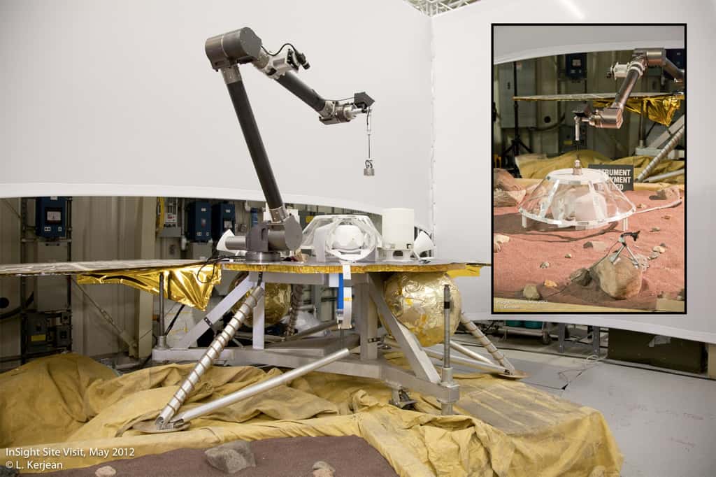 La maquette d'InSight au JPL pour tester le déploiement du sismomètre. © Laurent Kerjean