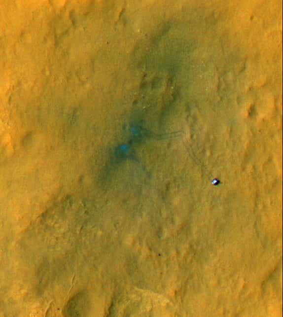 Le site d’atterrissage de Curiosity et la trace au sol qu’il a laissée depuis qu’il s’est mis en route à destination de Glenelg, sa première cible. © Nasa/JPL-Caltech/<em>Univ. of Arizona </em>