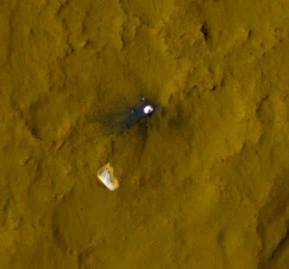 Le parachute et le bouclier thermique vus par la sonde MRO. D&#039;autres éléments du système d&#039;atterrissage, comme les débris du skycrane (la grue volante), ont également été observés. © Nasa/JPL-Caltech/Univ. of Arizona