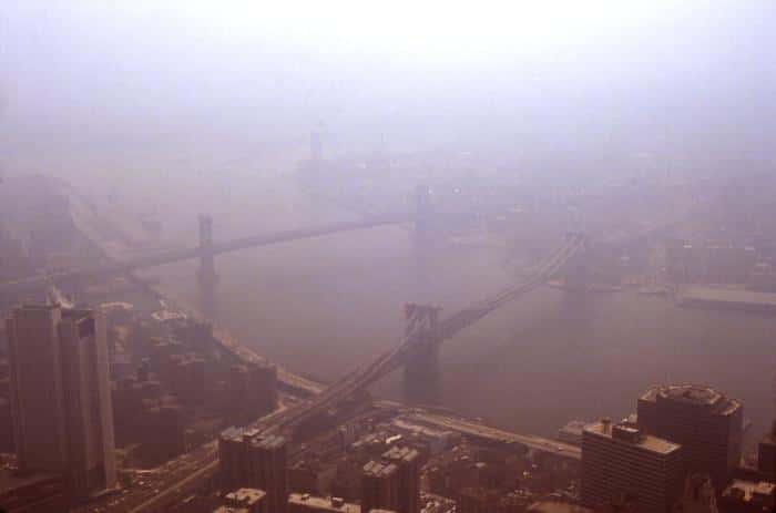 Certaines grandes villes, comme ici New York, sont parfois cachées sous un brouillard de pollution qu'on appelle <em>smog</em>. Dur de reconnaître Brooklyn depuis les tours du <em>World Trade Center</em> sur cette photo de 1988. © Edwin P. Erwing, CDC, DP