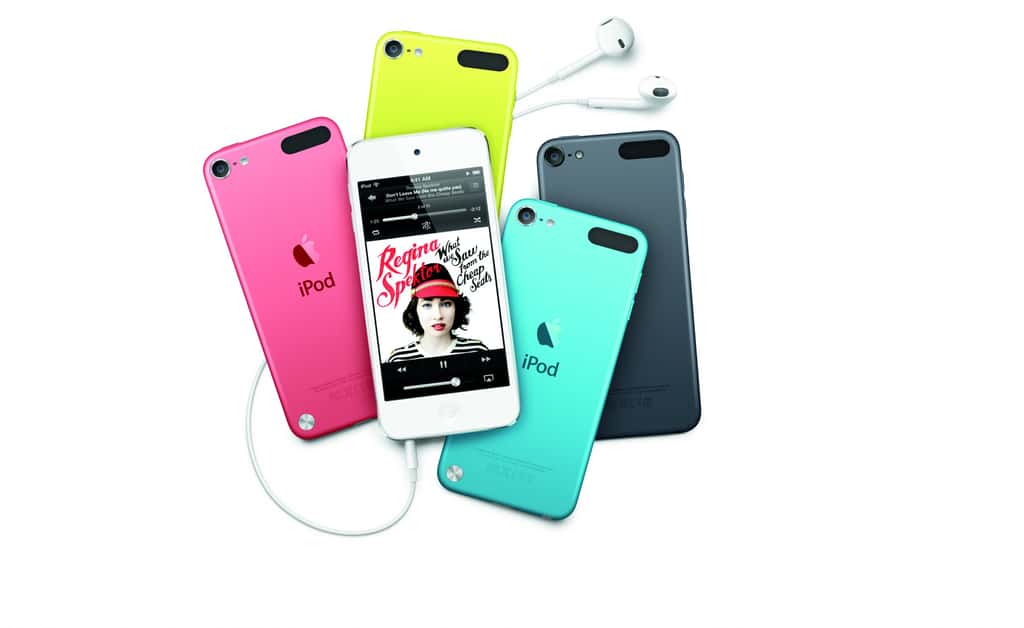 Décliné pour la première fois en 5 couleurs, l’iPod touch retrouve un nouveau souffle avec un écran 4 pouces, l’assistant vocal Siri et une connexion Wi-Fi plus performante. © Apple