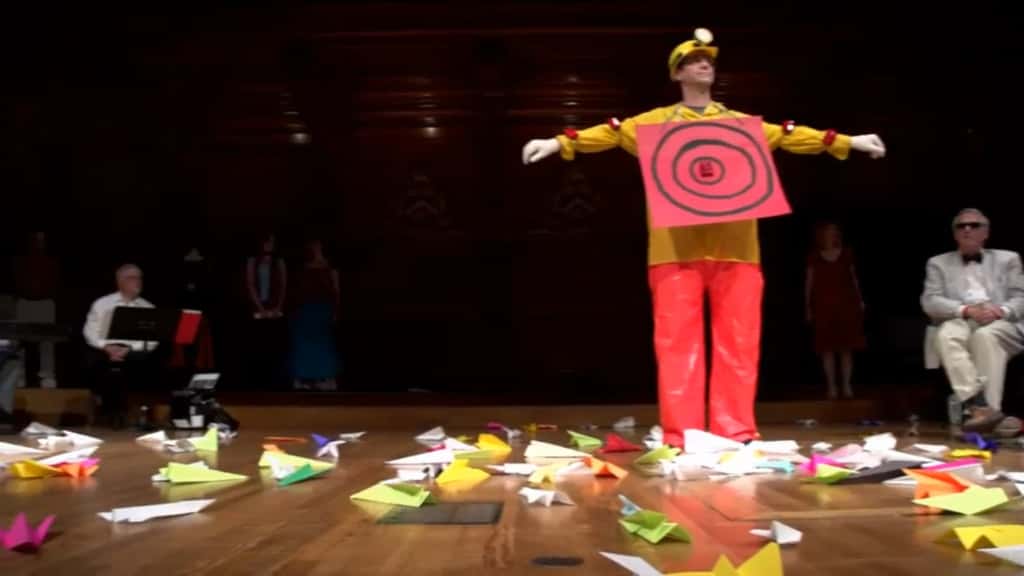 Les avions en papier, lancés depuis la salle du théâtre Sanders, ont atteint leur cible. La cérémonie de la remise des prix Ig Nobel 2012 peut commencer. © Improbable Research (extrait de la vidéo)