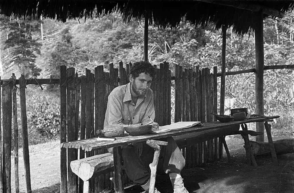 Philippe Descola dans la forêt amazonienne, en Équateur, en 1976. Il y observe attentivement les relations entretenues entre les Indiens Achuar et le monde qui les entoure, démontrant que, chez eux, elles ne diffèrent pas de celles que l'on entretient avec les humains. Pour ces peuples, le terme même de nature n'a pas de sens, si ce n'est celui de « monde ». © Philippe Descola