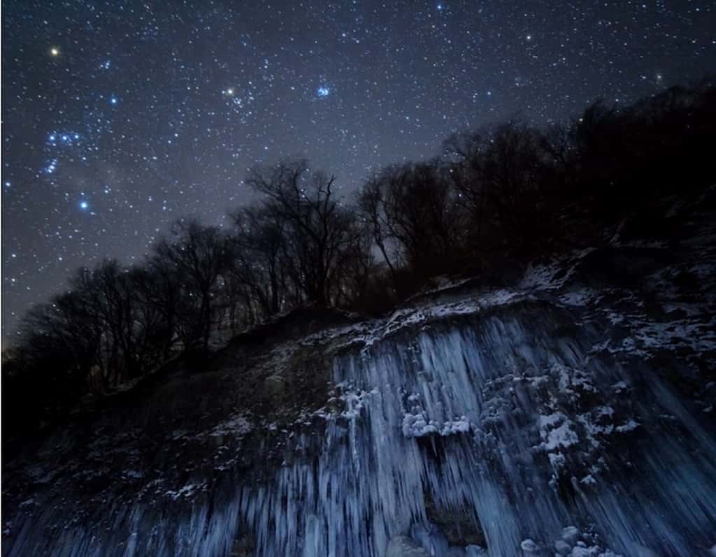 La constellation d'Orion et la cascade gelée. © Masahiro Miyasaka 