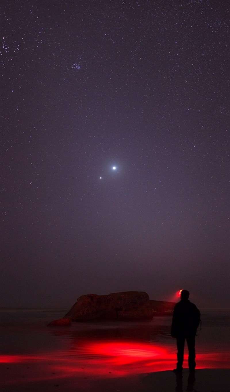 Jupiter et Vénus ont rendez-vous le 15 mars 2012 au-dessus de l'océan. © Laurent Laveder