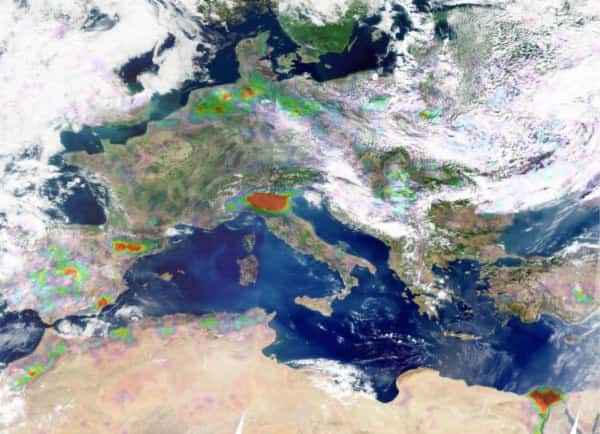 Distributions d'ammoniac en 2008 mesurées par le sondeur Iasi au-dessus de l'Europe, superposées à une image obtenue par l'instrument Modis. Du jaune au rouge, les couleurs indiquent des concentrations d'ammoniac de plus en plus fortes. Les structures blanches sont des nuages. © ULB/Latmos &amp; image Modis : L. Gonzalez et C. Deroo (LOA et Université de Lille)