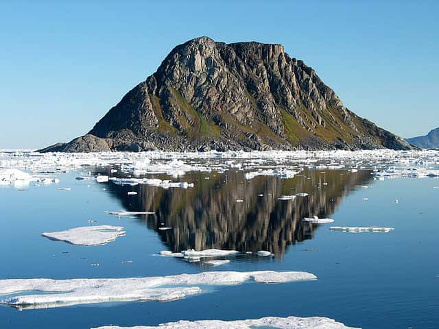 Environ 2.240 personnes habitent au Svalbard, principalement sur Spitzberg. Les îles se situent au-delà du cercle polaire arctique. Le soleil de minuit dure du 20 avril au 23 août. La nuit polaire s'étend quant à elle du 26 octobre au 15 février. © Kenyai, Flickr, CC by-nc-nd 2.0