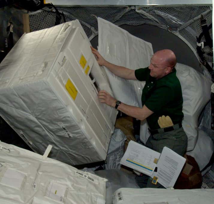 L'astronaute de l'Agence spatiale européenne André Kuipers déchargeant l’ATV-3 quelques heures après son amarrage à la Station spatiale (mars 2012). © Nasa