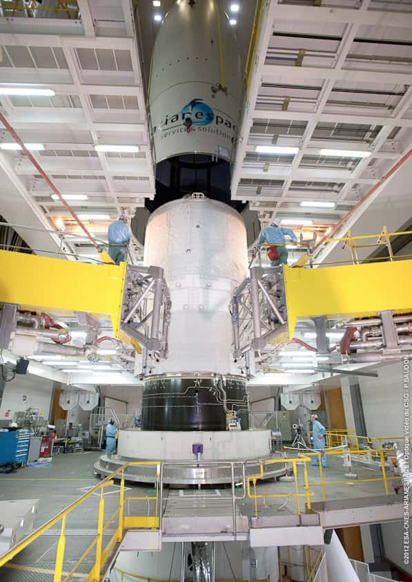  Installation de la coiffe du lanceur au-dessus de l'ATV-3. L'engin a été lancé par une Ariane 5ES le 23 mars 2012. © Esa-Cnes-Arianespace/Optique vidéo du CSG-P. Baudon