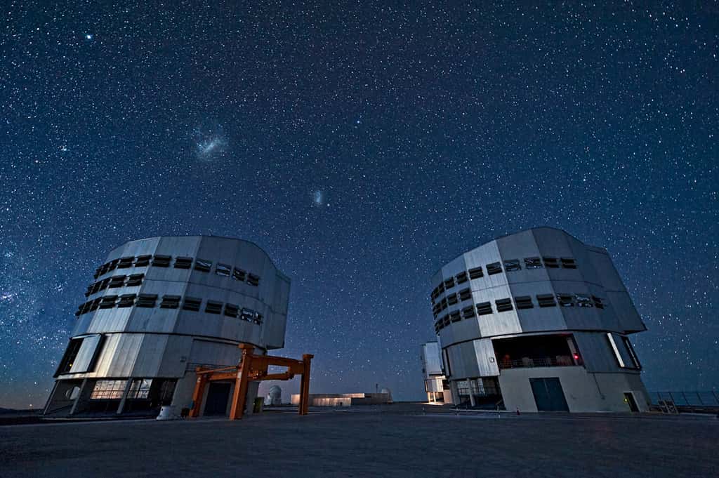 Le VLT, fleuron des observatoires de l'ESO, sous la voûte céleste. De gauche à droite, on voit les Grand et Petit Nuages de Magellan, deux galaxies irrégulières voisines de la Voie lactée. L'étoile brillante sur la partie supérieure gauche est Canopus, dans la constellation de la Carène. © ESO, José Francisco Salgado