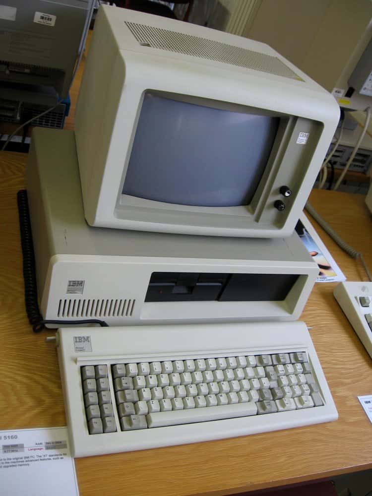 Un IBM PC de 1981. On remarque le lecteur de disquette 5,25 pouces, unique. L'emplacement à droite ne cache pas un disque dur mais de quoi installer un second lecteur optionnel. L'appareil n'a rien de révolutionnaire. Il est seulement bien construit et signé IBM. © Marcin Wichary/Flickr CC by-nc-sa 2.0