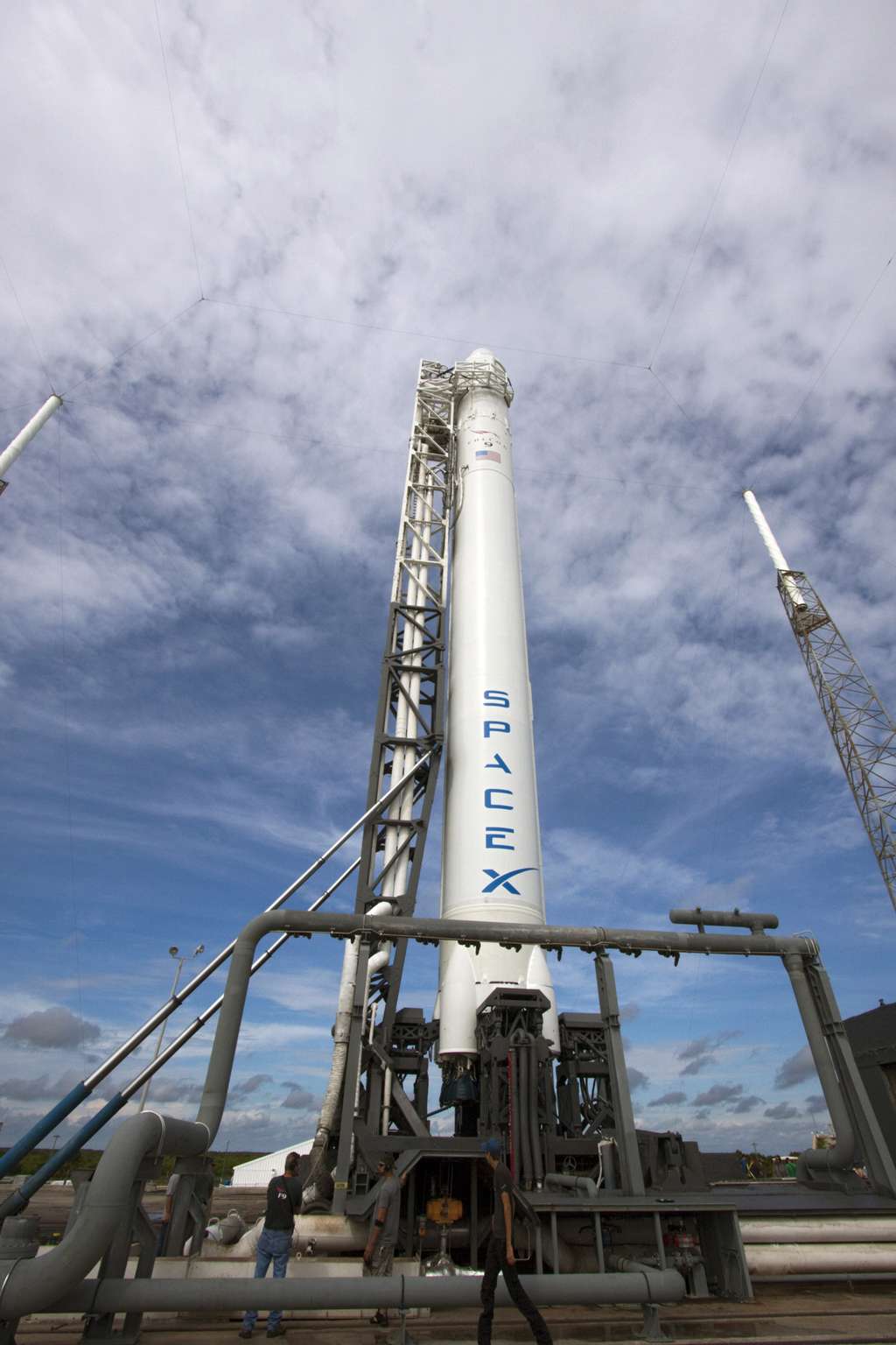 Le système de transport spatial de SpaceX sur son pas de tir, quelques jours avant son lancement, lors d'un dernier test. © Nasa