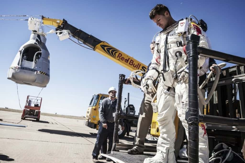 Hier, près de Roswell, Nouveau-Mexique, Felix Baumgartner se prépare. En arrière-plan, la capsule pressurisée qui sera accrochée à un ballon d'hélium. © Red Bull