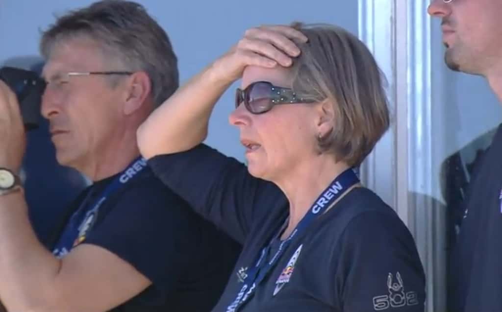 La mère de Felix Baumgartner pendant les préparatifs du décollage. Pas vraiment rassurée... (Extrait de la vidéo de la retransmission en direct.) © Red Bull YouTube