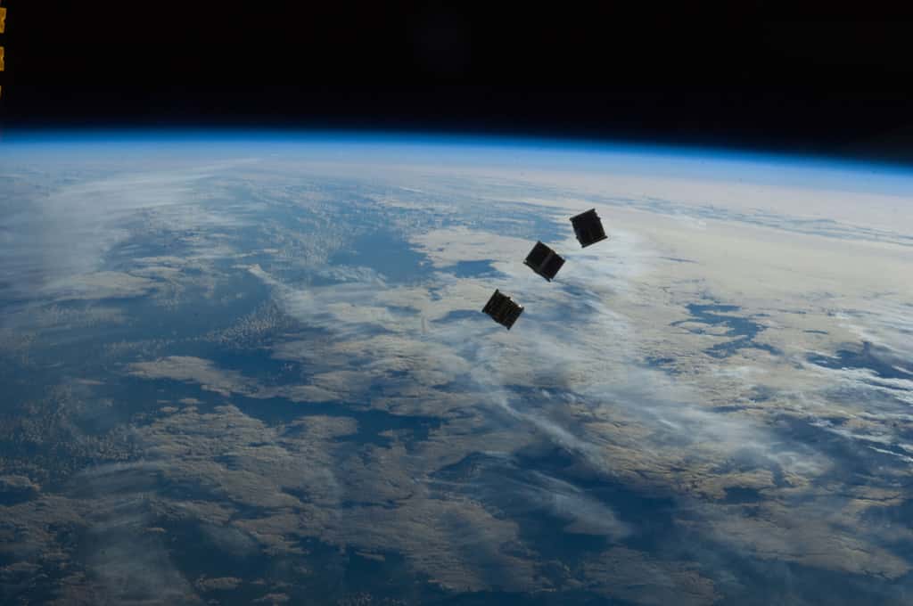 Trois des cinq CubeSat lancés depuis l'ISS... © Nasa