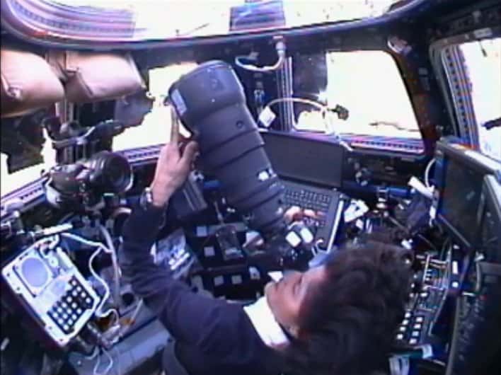 Dans la coupole, Sunita Williams, avant de s'occuper du Canadarm2, profite du vol en patrouille avec la capsule Dragon pour la photographier. © Nasa TV