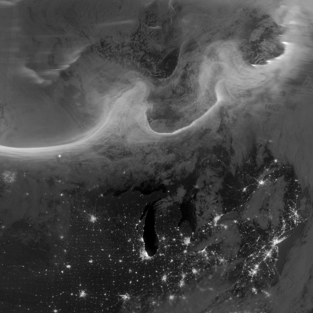 Le satellite météorologique américain Suomi NPP a immortalisé l'aurore boréale du 8 octobre 2012, que l'on peut voir en filet blanc en haut de l'image. L'altitude du satellite est de 824 km environ, l'aurore se déroule entre 100 et 400 km d'altitude. La longueur du filet représente plusieurs centaines de kilomètres. © Nasa, Noaa, GSFC, Suomi NPP, <em>Earth Observatory </em>
