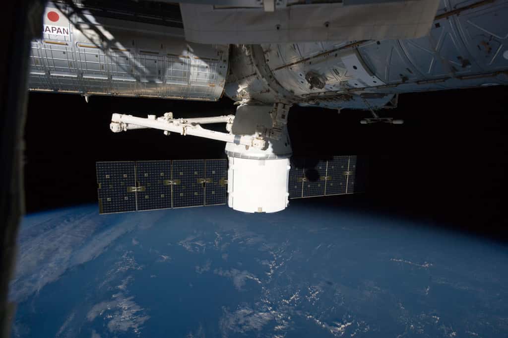 Amarrée depuis le 10 octobre, la capsule Dragon de SpaceX doit retourner sur Terre le 28 octobre. © Nasa