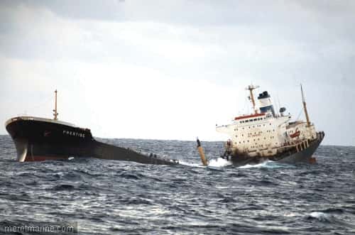 Le <em>Prestige</em> coule le 19 novembre 2011 au large des côtes espagnoles. Il emportera 14.000 t de pétrole avec lui. © Ecologistas en acción