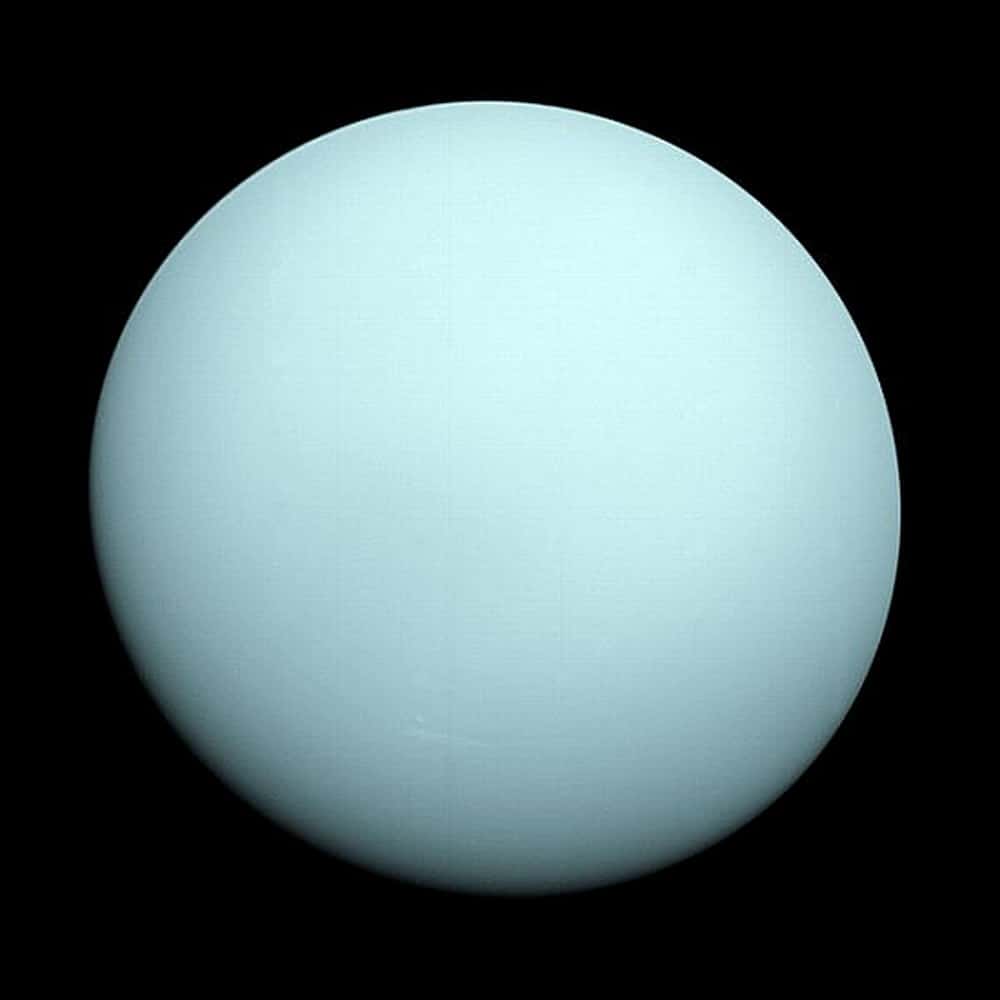  <br />Lorsque la sonde Voyager 2 a survolé Uranus en 1986, elle a obtenu des images d'une boule bleue très calme, loin de la réalité. © Nasa
