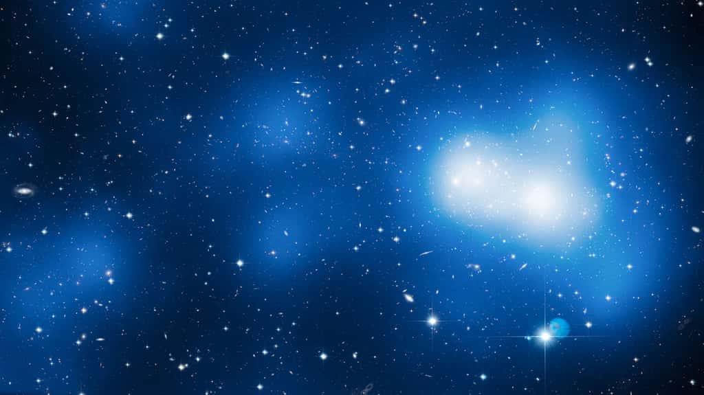 Sur cette image reconstituée à partir de 18 photos prises par Hubble, on voit l'amas de galaxie MACSJ0717. En utilisant l'effet de lentille gravitationnelle capable de mettre en évidence des distributions de masses non lumineuses, les astronomes ont détecté la matière noire fortement concentrée autour de l'amas à droite et dans le filament que  l'on devine s'étendre sur la gauche. © Nasa, Esa, Harald Ebeling (<em>University of Hawaii at Manoa</em>) &amp; Jean-Paul Kneib (Lam)