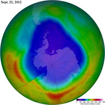 Le 22 septembre 2012 est le jour de l'année où le trou d'ozone était le plus important. Les données satellite de la Nasa permettent d'identifier les régions où l'épaisseur de la couche est beaucoup plus fine. L'échelle ici est en unités Dobson, elle quantifie le nombre de molécules d'ozone par km². Le violet et le rouge correspondent respectivement au minimum et maximum de concentration surfacique. © Nasa/<em>Goddard space flight center</em>