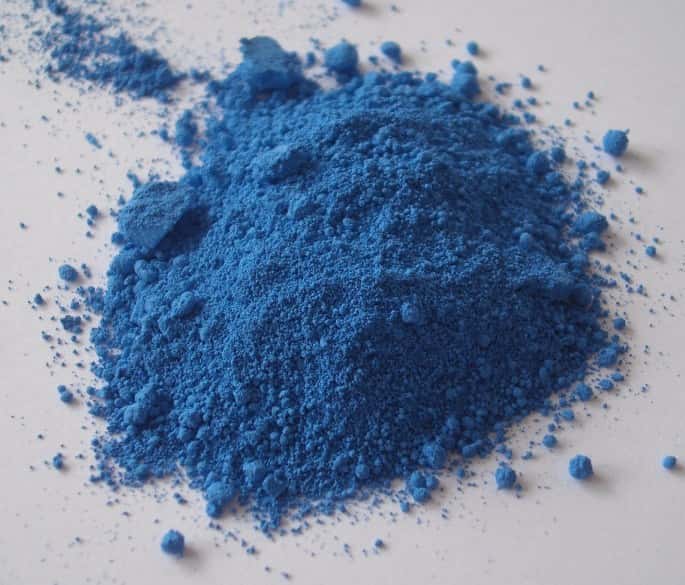 Le cobalt est notamment utilisé pour la fabrication de pigments colorés bleutés (par exemple pour le bleu de cobalt), mais il est blanc argenté lors de son extraction. © FK1954, <em>Wikimedia common</em>, DP